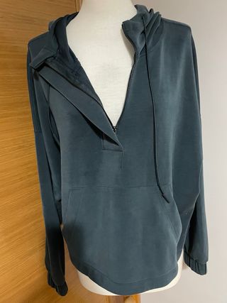 Conjunto deportivo hoodie y pantalón estampado