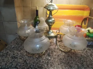 Lámpara de bronce con tulipas de cristal