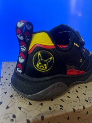 Zapatillas Clarks Pokémon Negro Rojo Niño