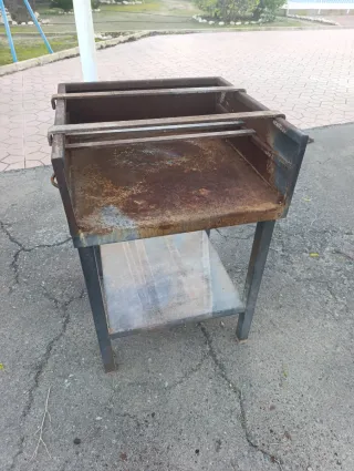 Barbacoa de hierro rústica. Con asas