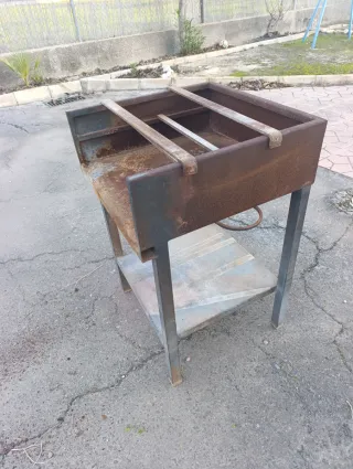 Barbacoa de hierro rústica. Con asas