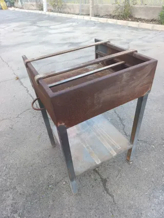 Barbacoa de hierro rústica. Con asas
