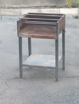 Barbacoa de hierro rústica. Con asas