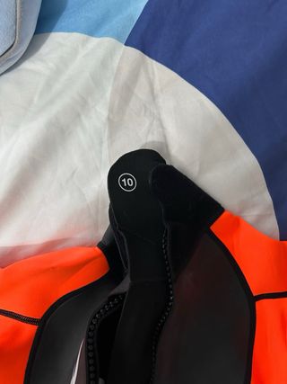 Traje de neopreno Orca naranja y negro