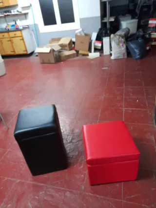 Due sgabelli rossi e neri