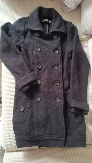 Abrigo de lana marrón chocolate.