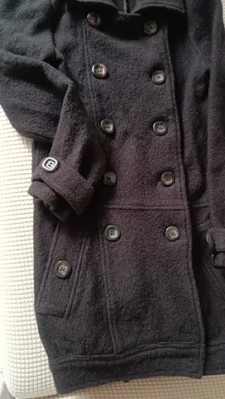 Abrigo de lana marrón chocolate.