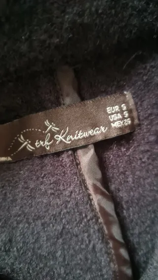 Abrigo de lana marrón chocolate.