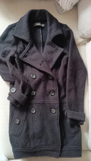 Abrigo de lana marrón chocolate.