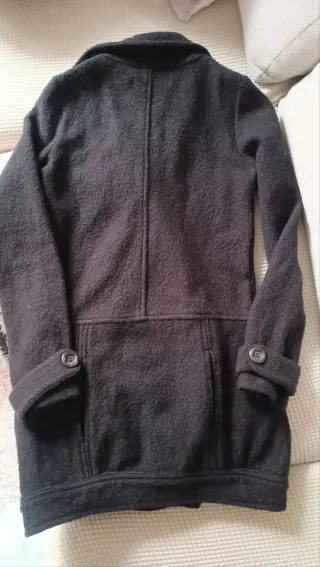 Abrigo de lana marrón chocolate.