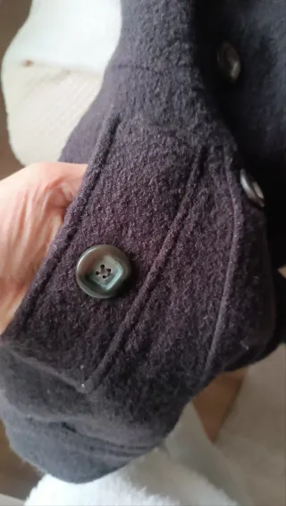 Abrigo de lana marrón chocolate.