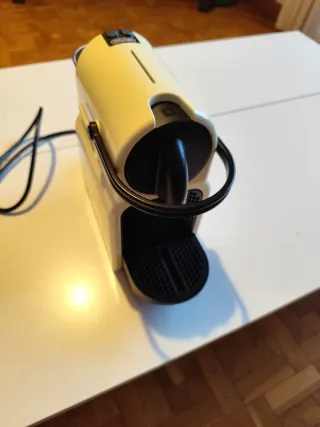 Cafetera Nespresso Delonghi Inissia Beige
