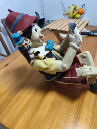 Figura de Pinocho con silla