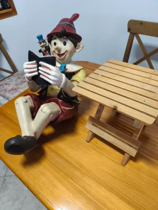 Figura de Pinocho con silla