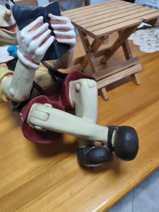 Figura de Pinocho con silla