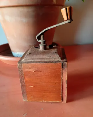 Molinillo de café antiguo decorativo