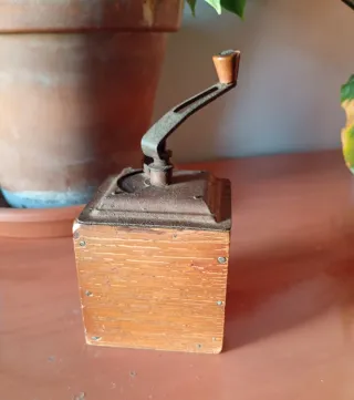 Molinillo de café antiguo decorativo