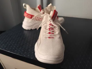 Zapatillas Blancas y Rojas