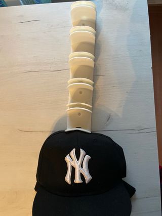 Colgador de gorras de pared