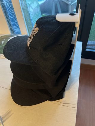 Colgador de gorras de pared