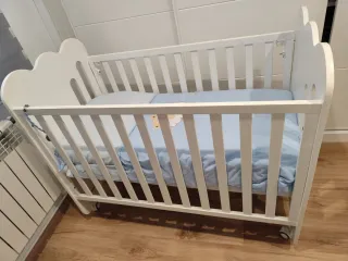 Cuna blanca con osito y estrellas regalo colchon