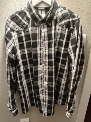 Camisa de cuadros blanca y negra