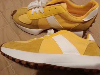 Zapatillas deportivas amarillas y blancas