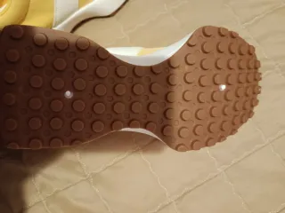 Zapatillas deportivas amarillas y blancas