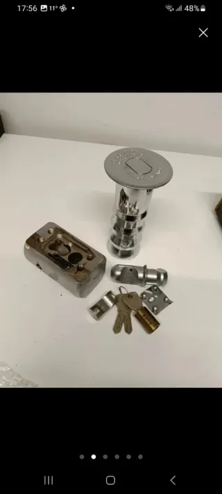 Cerradura seguridad puerta enrollable