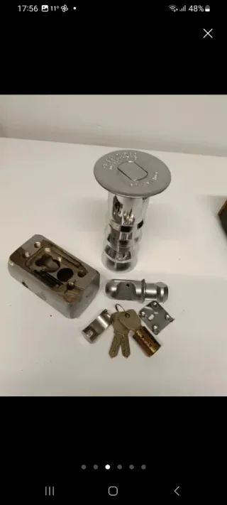 Cerradura seguridad puerta enrollable