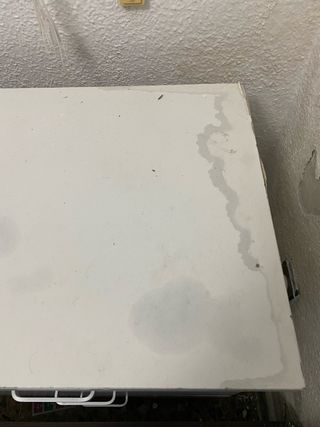 Mesita de noche blanca con cajones