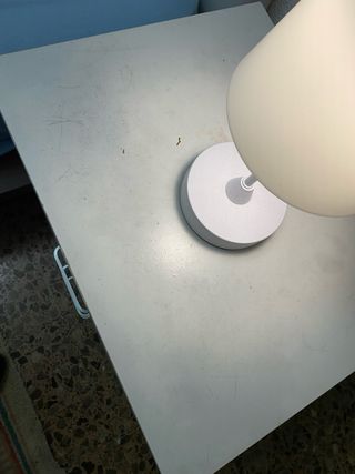 Mesita de noche blanca con cajones