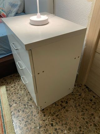 Mesita de noche blanca con cajones