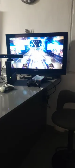 Xbox 360 E, Nero con Kinect e giochi