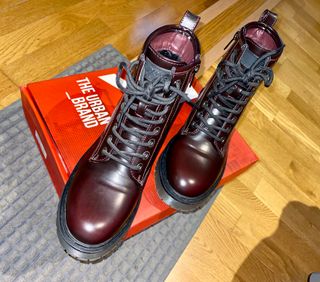 Botín Plano Mujer XTI Burdeos