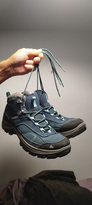 Botas de trekking Quechua azul y gris
