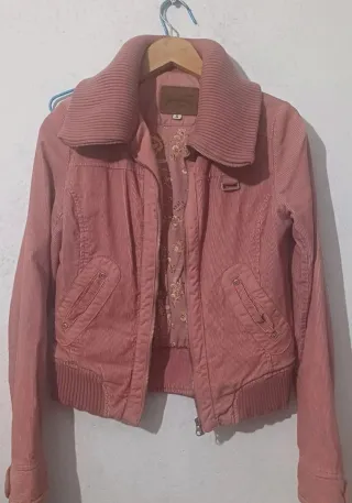 Cazadora Stradivarius rosa talla S