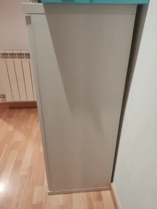 Armario blanco y turquesa