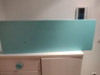 Armario blanco y turquesa