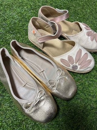 Zapatos dorados y sandalias florales talla 32-33