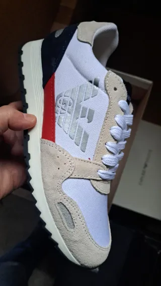 Sapatilhas Emporio Armani bege e vermelhas