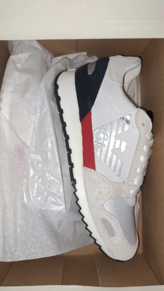 Sapatilhas Emporio Armani bege e vermelhas