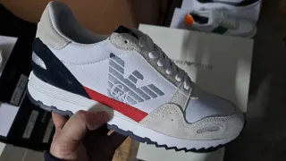 Sapatilhas Emporio Armani bege e vermelhas