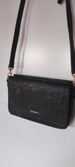 Bolso bandolera Desigual negro y dorado