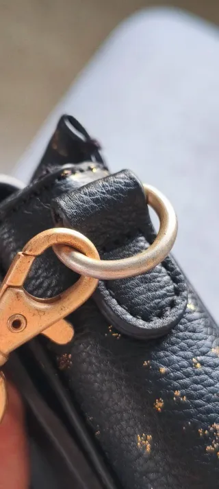 Bolso bandolera Desigual negro y dorado