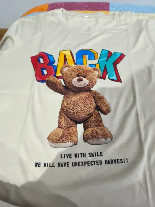 Camiseta con oso y texto