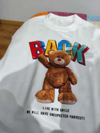 Camiseta con oso y texto