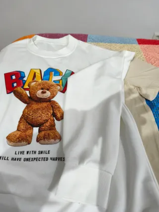 Camiseta con oso y texto