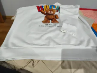 Camiseta con oso y texto