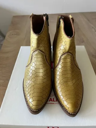 Botines Nemonic de piel efecto pitón color mostaza